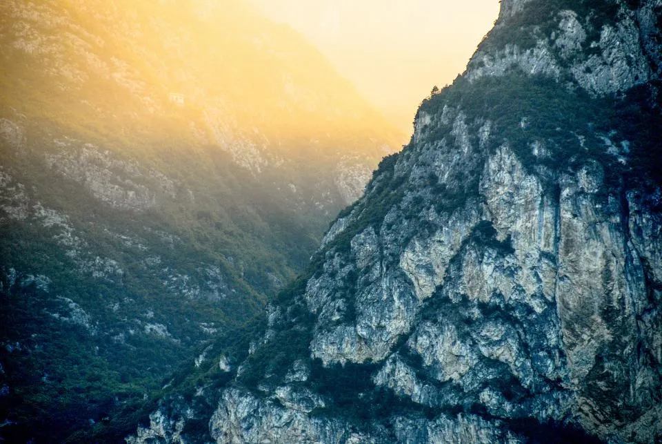 Motiv zidne tapete Planine i litice pri zalasku sunca