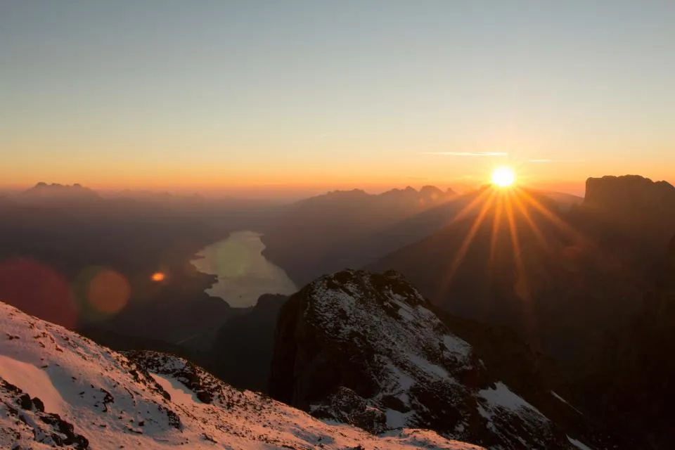 Motiv zidne tapete Zalazak sunca iz zraka nad planinom