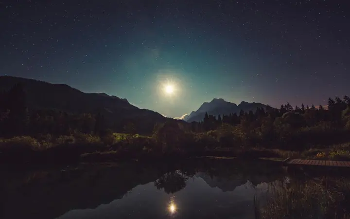 Tamni sumrak u šumi s vidljivom galaksijom na nebu i atmosferom avanture.