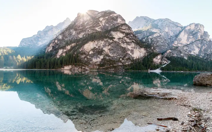 Jezero okruženo planinama i zelenim površinama idealno za kampiranje i odmor.