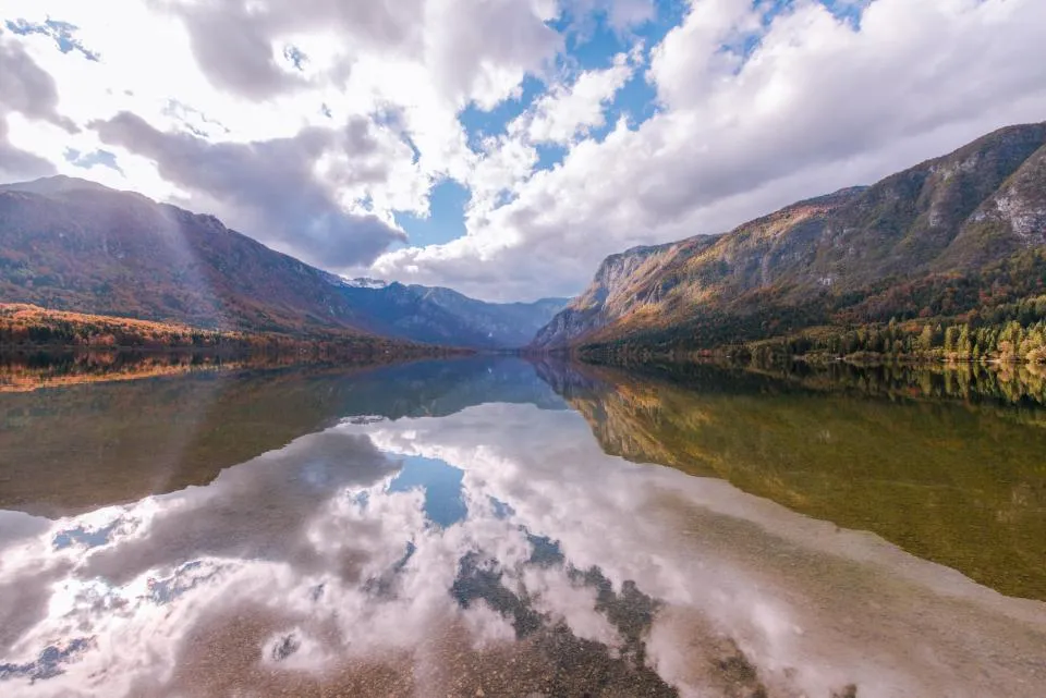 Motiv zidne tapete Planinsko jezero pod oblacima