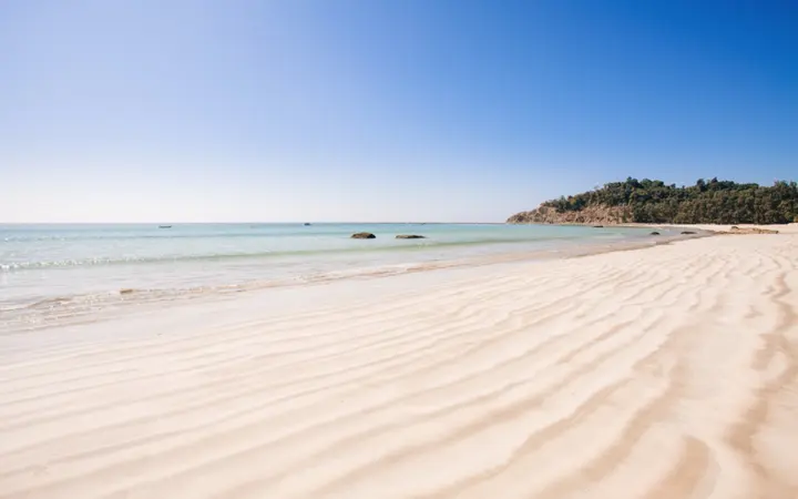 Jasno plavo nebo i vrućina nad plažom u Burmi tijekom ljetnih praznika.