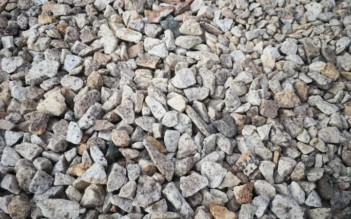 Teksturirana površina stijena s geološkim detaljima u neutralnim tonovima.