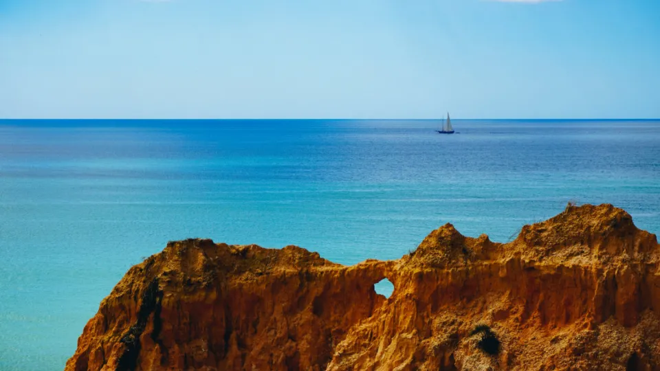 Motiv zidne tapete Uvala s oceanom i liticama