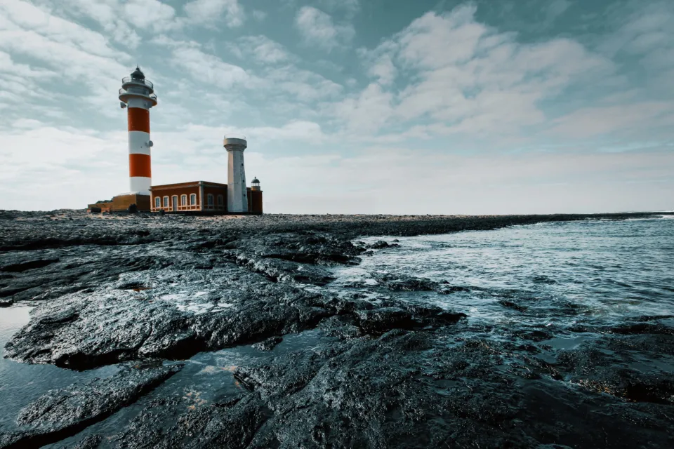 Motiv zidne tapete Svjetionik uz stijene i ocean