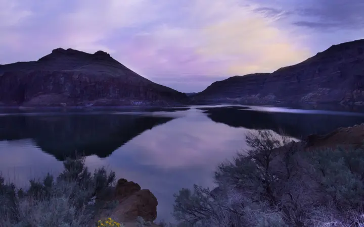 Jezero u večernjem sumraku, Bonnie Moreland
