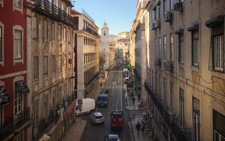 Ulica s drevnim zgradama i arhitekturom u starom gradskom okruženju s uskim prolazima.