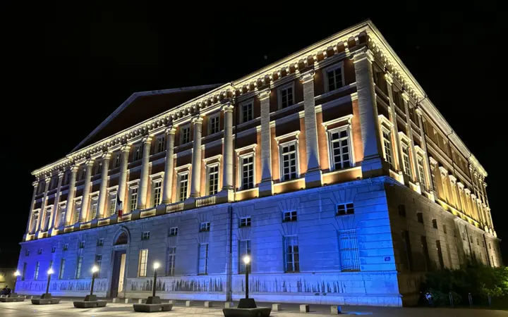 Stara stambena zgrada s balkonima i detaljima arhitekture u gradskom okruženju.
