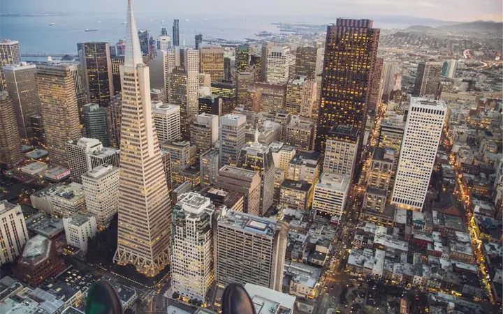 Pogled iz zraka na urbani centar San Francisca s visokim neboderima i vedrim nebom.