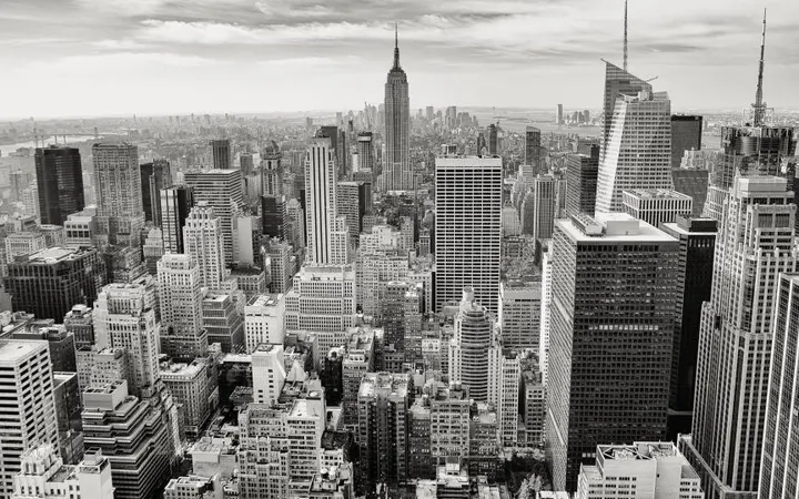 Monokromatski prikaz krovova i oblaka nad gradskim zgradama New Yorka.