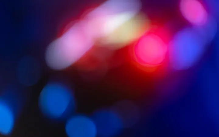 Blago zamućeni plavi bokeh krugovi stvaraju umirujući i mekani vizualni dojam.