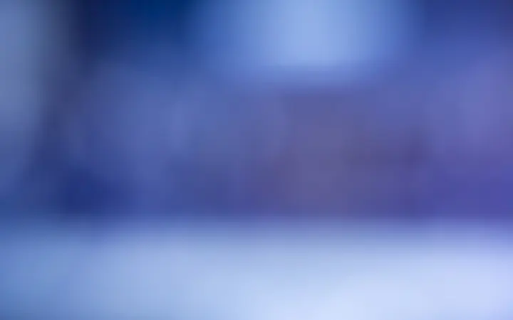 Zamućeni plavi bokeh elementi na tamnoj pozadini stvaraju hladan i dubok ugođaj.
