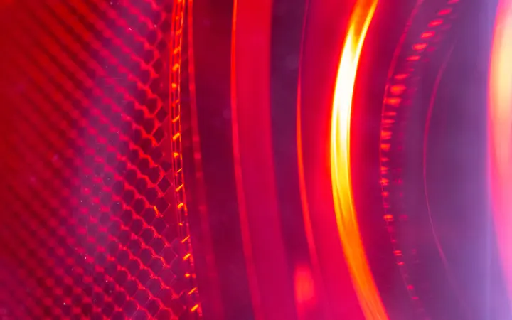 Crveni apstraktni geometrijski oblici u cyber stilu stvaraju futuristički i blistav efekt.