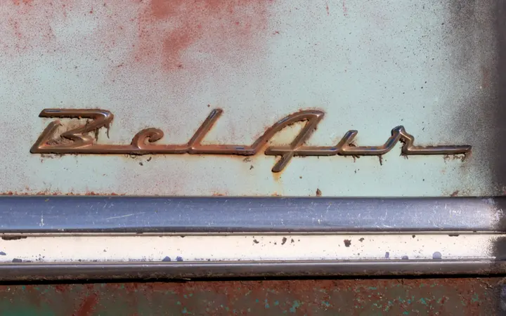Detalj starinskog automobila Belair s naglašenim izblijedjelim bojama i metalnim dijelovima u retro stilu.