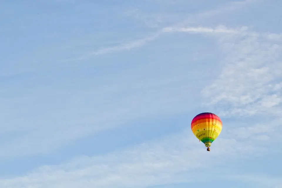 Motiv zidne tapete Šareni zračni balon u letu