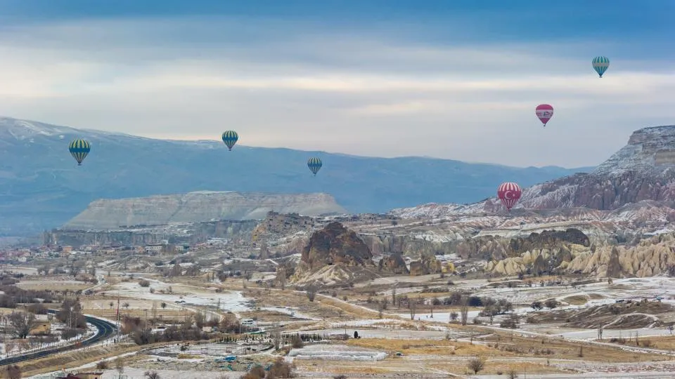 Motiv zidne tapete Balon iznad planinskog visoravni