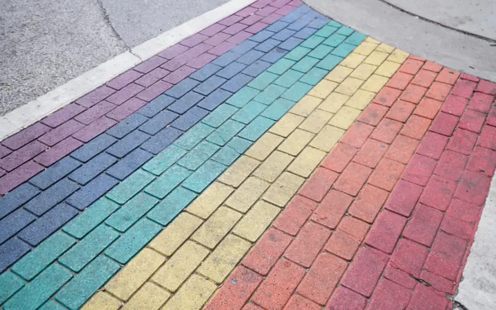 Apstraktni šareni uzorak na ciglenoj teksturi u urbanom okruženju.