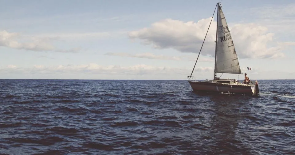 Motiv zidne tapete Jedrilica na oceanu s oblacima