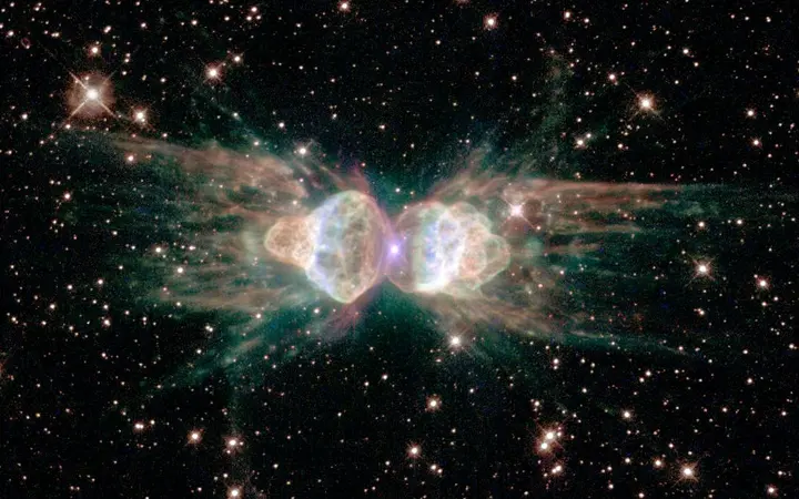Detaljan prikaz Ant maglice iz NASA-inog Hubble teleskopa, s naglaskom na zvjezdane strukture i svjetlosne nijanse.