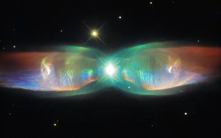 Dvije simetrične svijetle mlaznice izbijaju iz središta tamne bipolarne planetarne maglice.