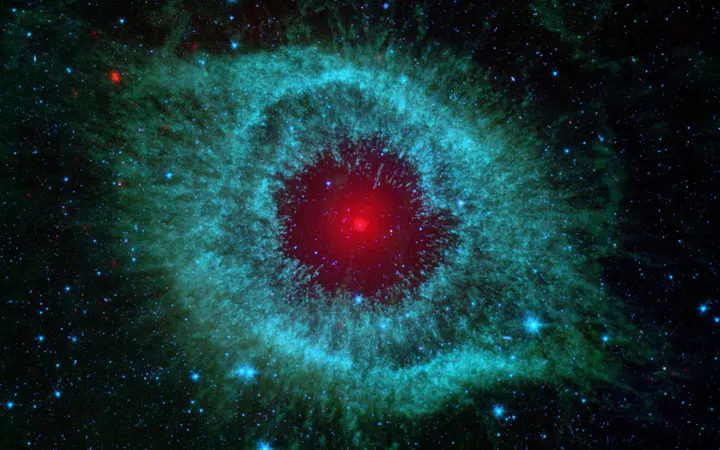Topli narančasti i crveni tonovi prikazuju prašinu podignutu kometima unutar Helix maglice.