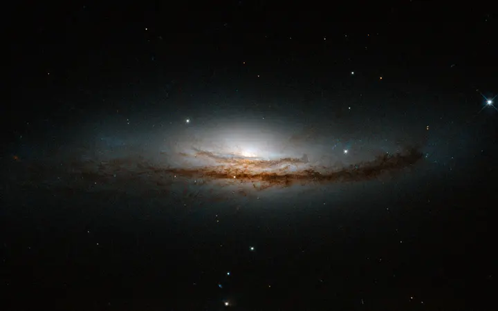 Središte spiralne galaksije NGC 5793 prikazano u dubokim plavim i sivim tonovima.