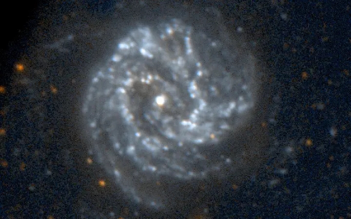 Živo obojena spiralna galaksija udaljena 15 milijuna svjetlosnih godina u intenzivnom svjetlu.