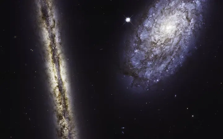 Dvije spiralne galaksije snimljene povodom 27 godina Hubble teleskopa, prikazane u detaljnom svjetlu.