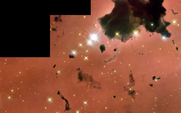 Tamni oblaci sjaje i lebde na svijetloj pozadini u području stvaranja zvijezda pod Hubble teleskopom.