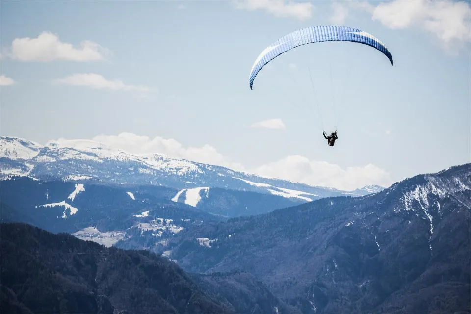 Motiv zidne tapete Planinski pejzaž s paraglajderom
