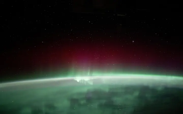 Zelena aurora borealis prekriva Zemlju u noćnom svjetlu viđena s visine od 257 milja iz Međunarodne svemirske postaje.