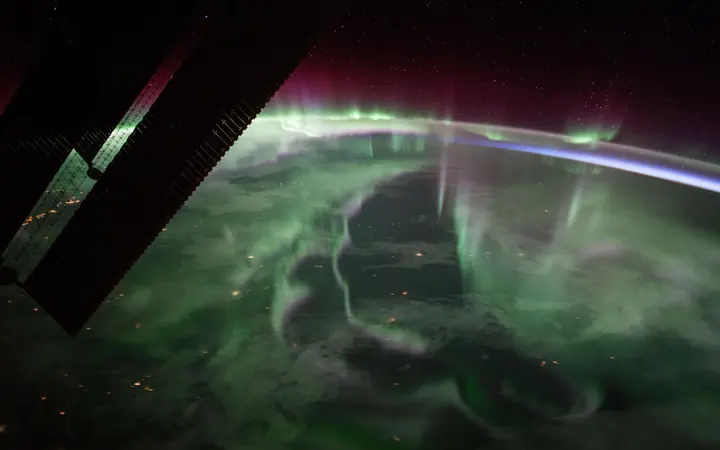 Spektakularna aurora borealis u zelenim nijansama osvjetljava noćno nebo iznad Kanade, snimljena iz svemirske postaje.