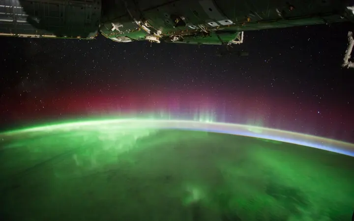 Aurora borealis osvjetljava tamno nebo iznad Zemlje u nijansama zelene, snimljena s Međunarodne svemirske postaje.
