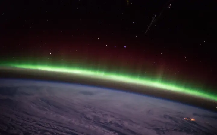 Zelena aurora borealis blistavo se prostire iznad Zemljine atmosfere, snimljena iz kupole Međunarodne svemirske postaje.