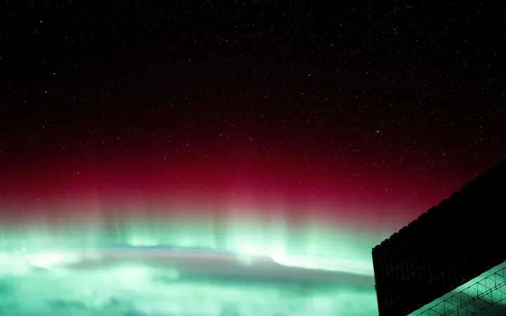 Crvena i zelena aurora borealis titra iznad zaljeva St. Lawrence u Kanadi, snimljena iz svemirske postaje.