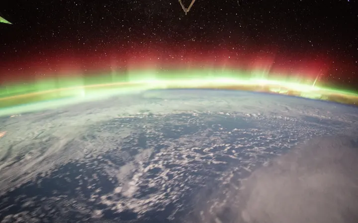 Intenzivna i svijetla aurora borealis osvjetljava sjevernu Zemljinu hemisferu u hladnim noćnim tonovima.