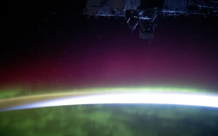Aurora borealis prekriva Zemljinu površinu u širokom spektru zelenih tonova, viđena iz Međunarodne svemirske postaje.