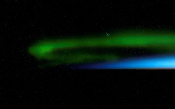 Zelena aurora borealis osvjetljava tamno noćno nebo iznad Zemlje, snimljena iz Međunarodne svemirske postaje.