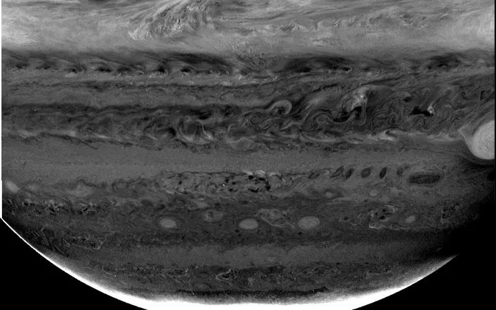 Različiti slojevi oblaka u atmosferi Jupitera prikazani kroz tri različita filtra s jasno izraženim strukturama.