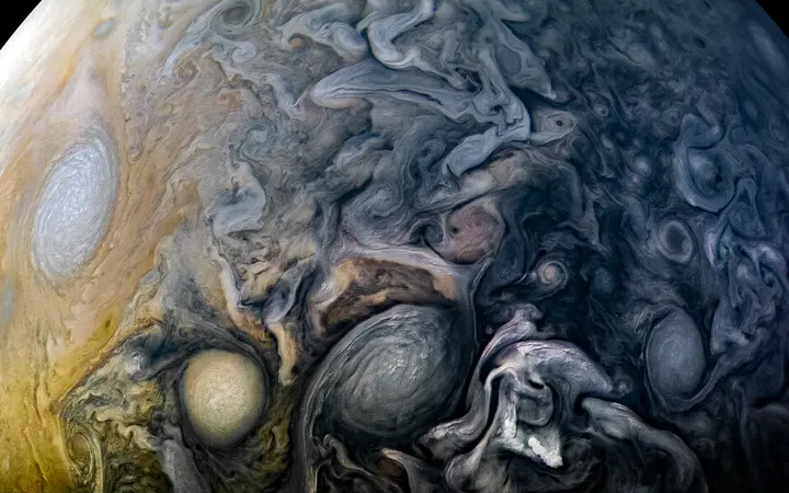Intrikatni uzorci oblaka u sjevernoj hemisferi Jupitera u obojenoj i detaljnoj teksturi atmosfere.