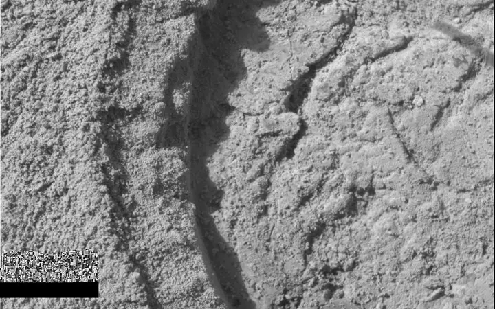 Rover Opportunity prikazan je dok reže površinu Marsa u crvenkastim nijansama i suhom okruženju.