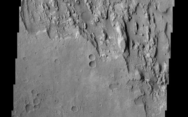 Infracrvena snimka Marsovih slojeva na površini Terra Meridiani u kontrastnim svjetlosnim tonovima.