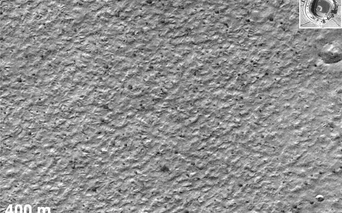 Površinski detalji na mjestu slijetanja Mars Polar Landera u crvenkastim i smeđim nijansama.