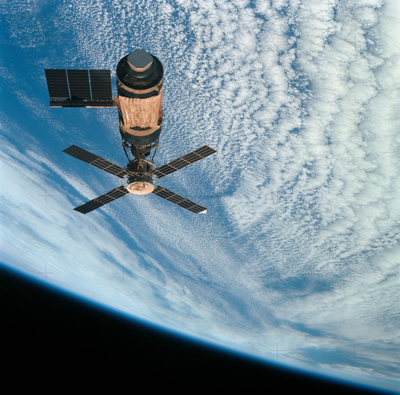 Motiv zidne tapete Skylab u orbiti iznad Zemlje