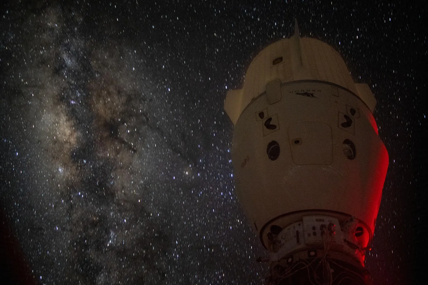 Motiv zidne tapete Mliječni put iza SpaceX Dragon Endeavour