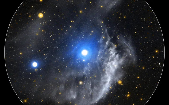 Planetarna maglica NGC 3242 okružena je mekim bijelim svjetlom na tamnoplavoj pozadini svemira.