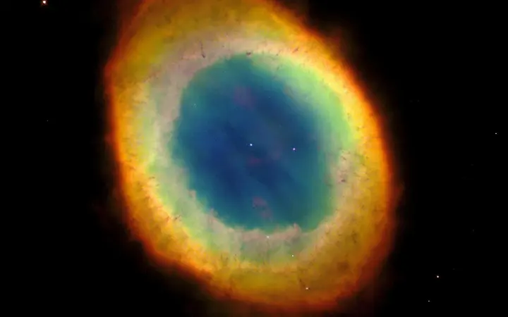 Prikaz planetarne maglice M57 s živim prirodnim bojama i jasno istaknutim prstenom plave i crvene boje.