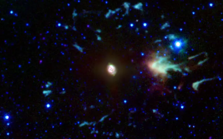 Planetarna maglica NGC 6543 poznata kao Mačje oko prikazana je s jasnoćom i detaljima na tamnoj pozadini.