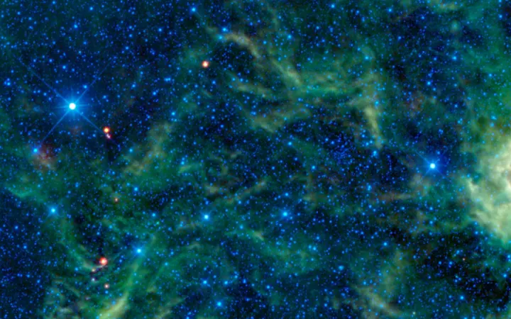 Zvjezdani skup NGC 2259 okružen je infracrvenim objektima na tamnoj pozadini svemira.