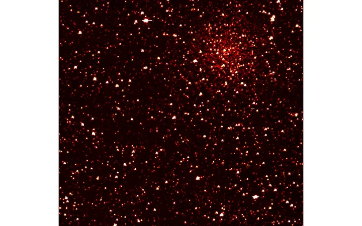Bliska zvjezdana skupina unutar širokog polja pogleda NASA Kepler teleskopa u Mliječnoj stazi sa svijetlim bijelim zvijezdama.